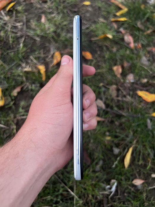 Samsung A70 128gb є малозамітні тріщини