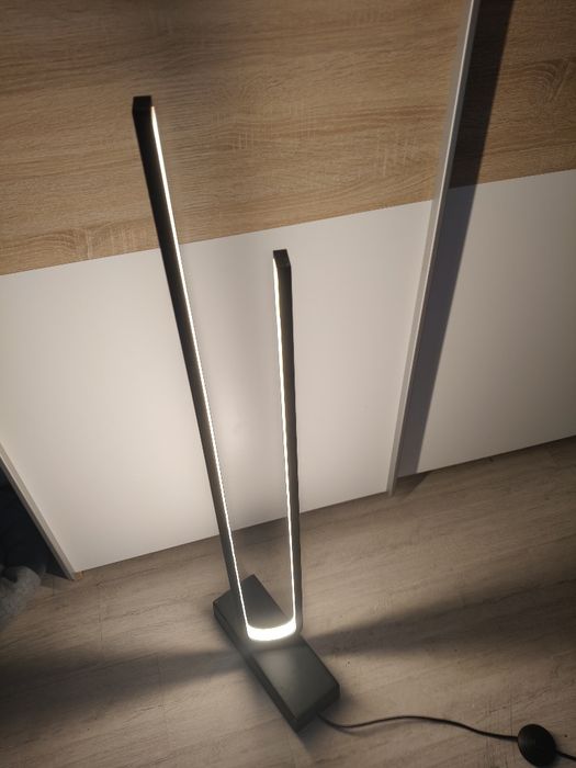 Lampa podłogowa LED czarna