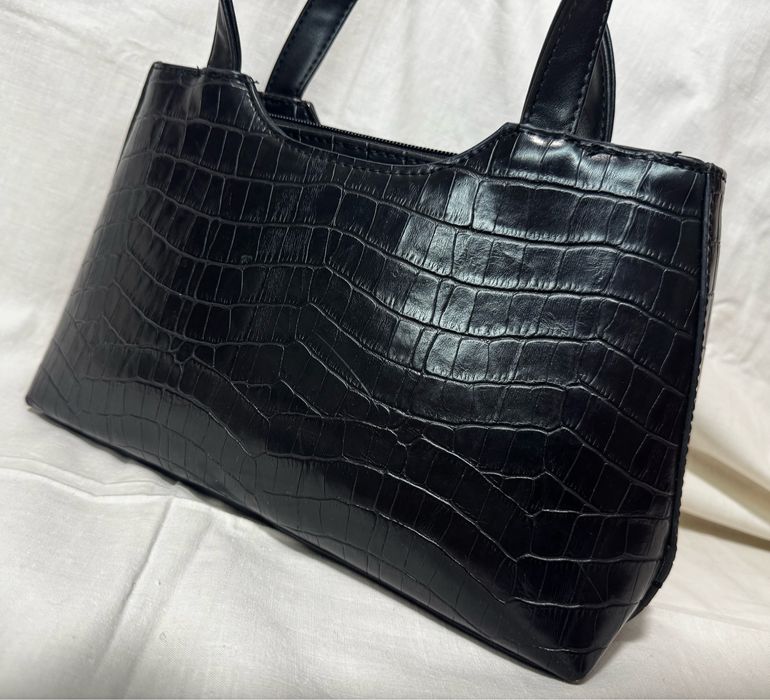 Сумочка бренду Fiorelli с тисненням під крокодила.