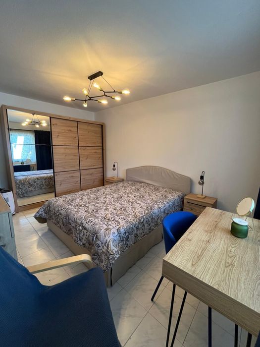 Quarto de casal mobiliado, em moradia renovada com jardim amplo