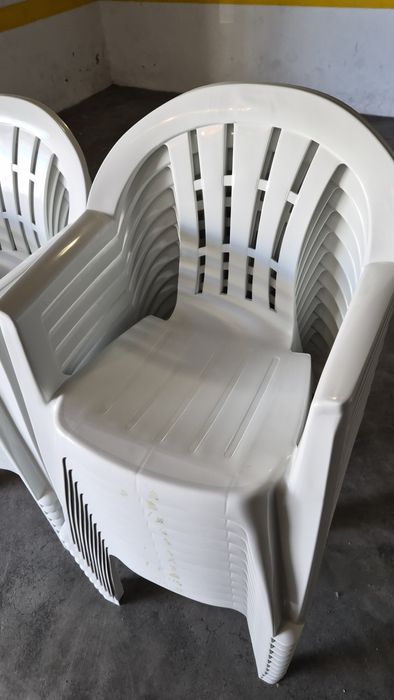 20 cadeiras de plástico brancas