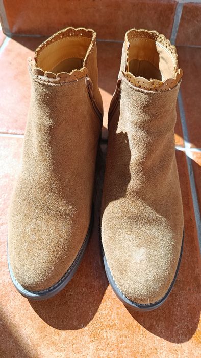 Botins de Camurça Camel com Detalhe Picotado - T38 (Como Novos)