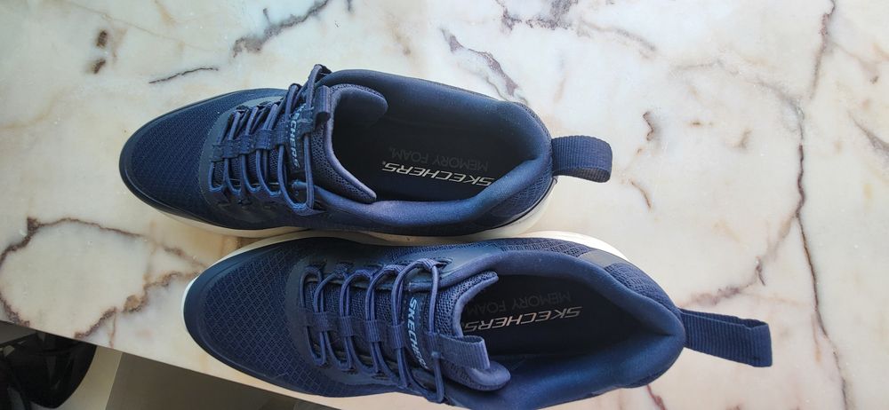 Sapatilhas Skechers como novas