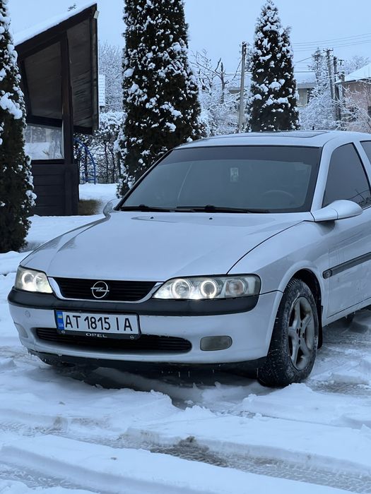 Продам вектру з мотором 1.6 1998року.