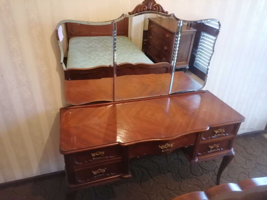 Vendo móvel com espelho