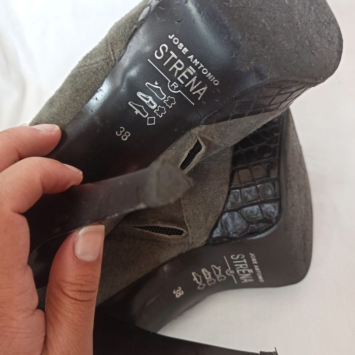 Botins de salto alto cinza da Strena