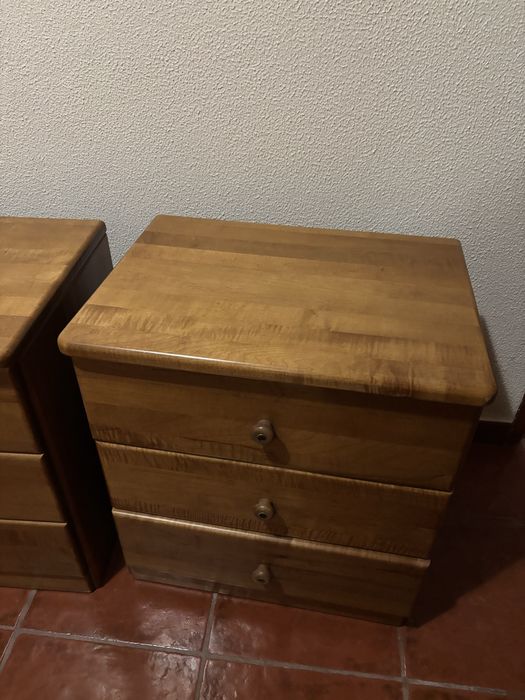 Duas mesas de cabeceira conjunto