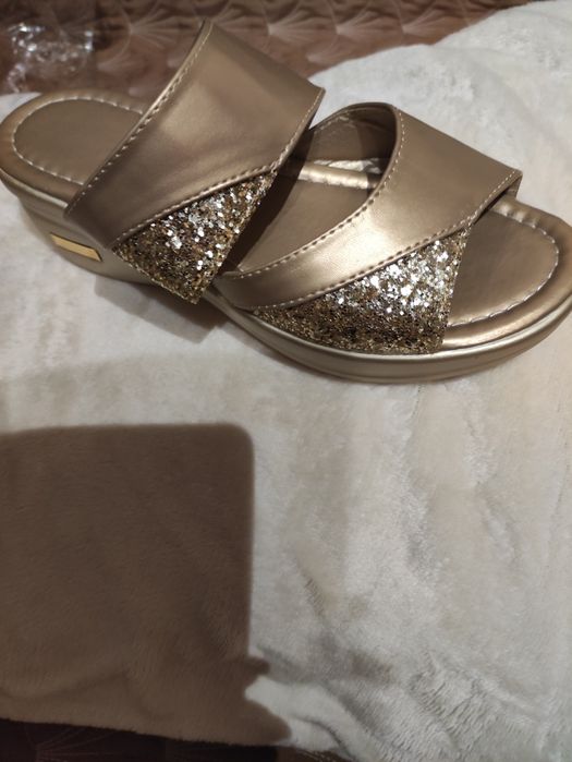 красиві золоті шльопанці.Розмір 38