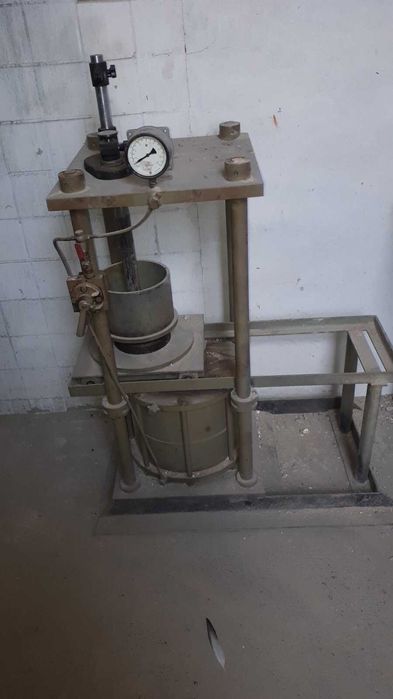 Апарат для визначення стріли прогину пружини