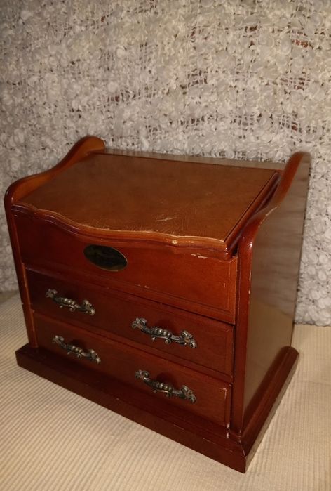 Дерев'яна скринька у вигляді комоду з музичним механізмом