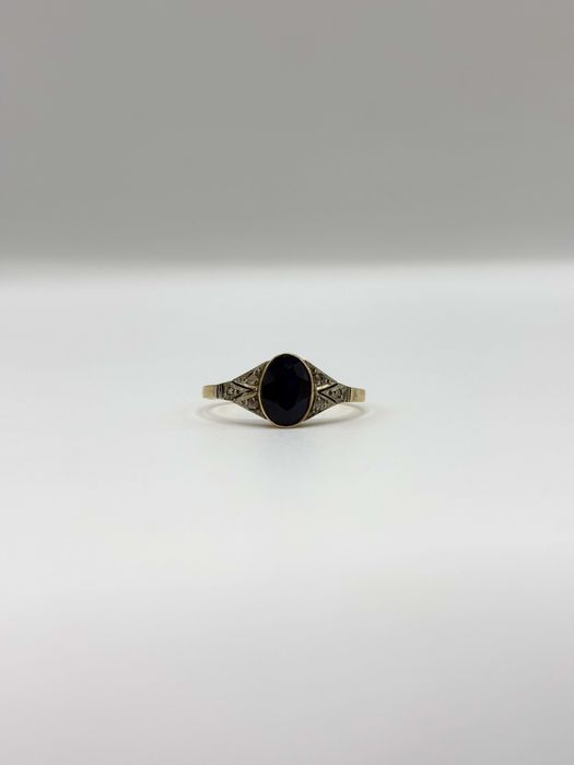 Pierścionek złoty z Szafirem 1,45ct i rozetami diamentowymi