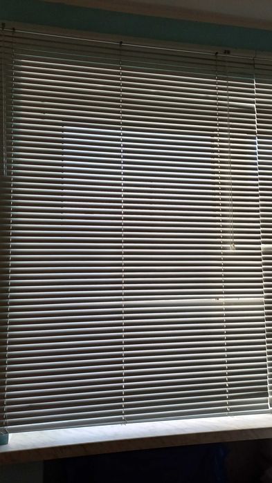 Żaluzje białe i srebrne aluminiowe okienne