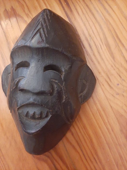 Máscara africana Risonha Mto Leve