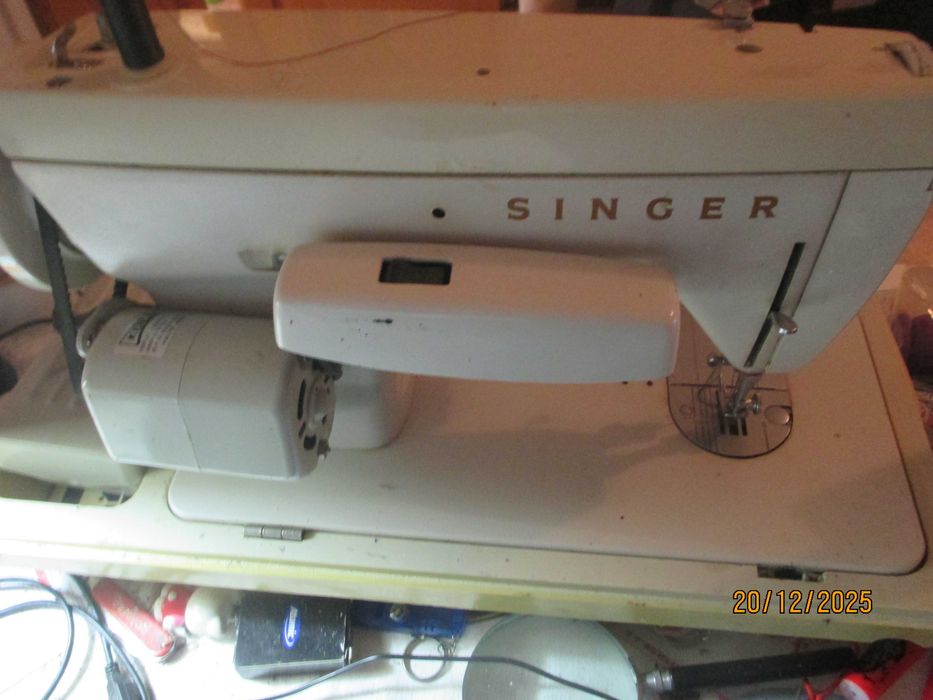 Máquina de costura elétrica Singer