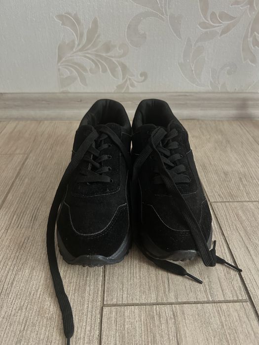 Кроссовки черные sinsay