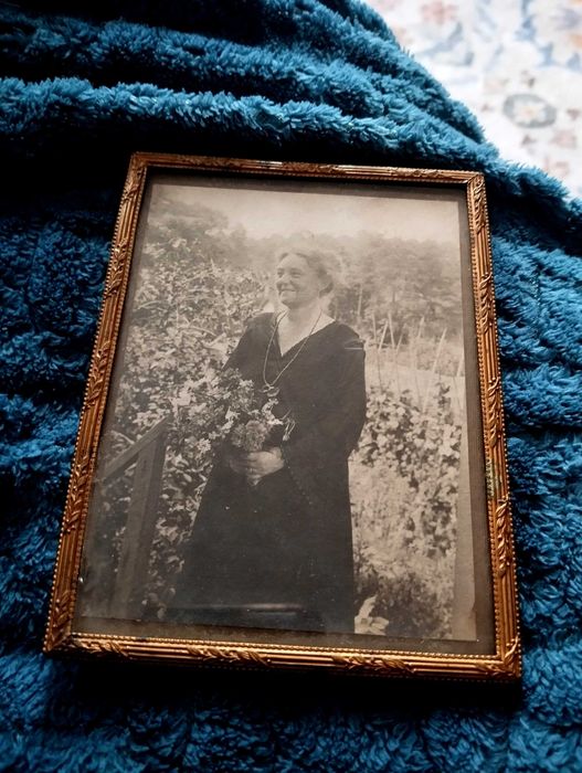 Stara fotografia zdjęcie kobieta z kwiatami retro