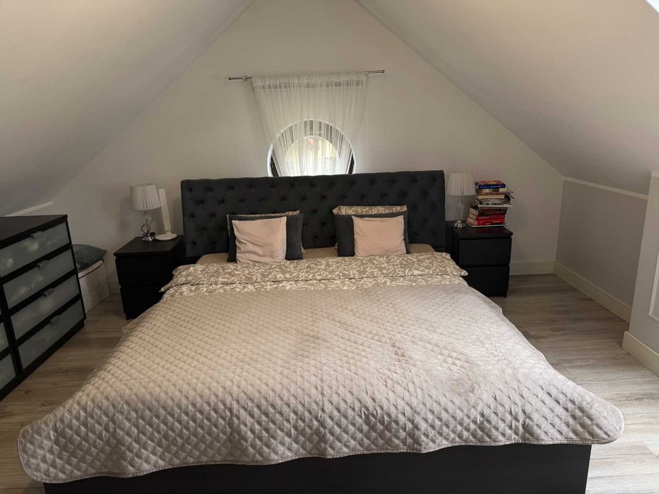 Sypialnia- łóżko 180 cm, 2 komody z szufladami, 2 stoliki nocne.