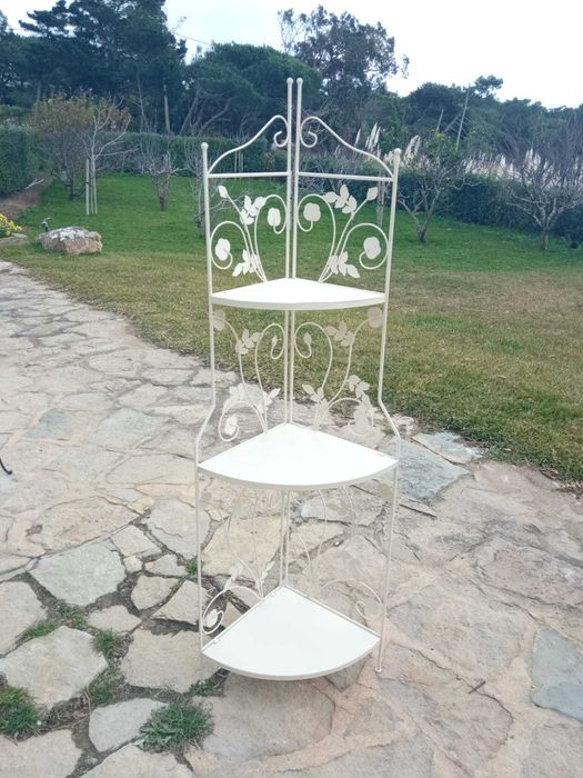 Estantes de cantos, bom estado