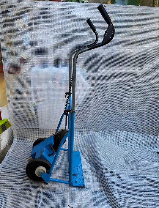 Сarrinho carro de armazém sobe escadas elétrico