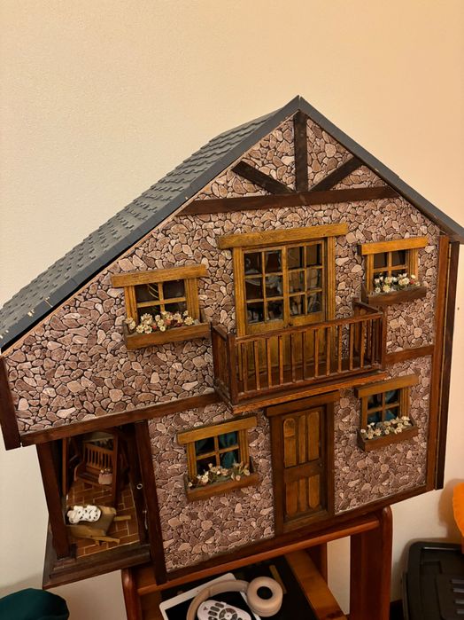 Casa de coleção para bonecas mobilada