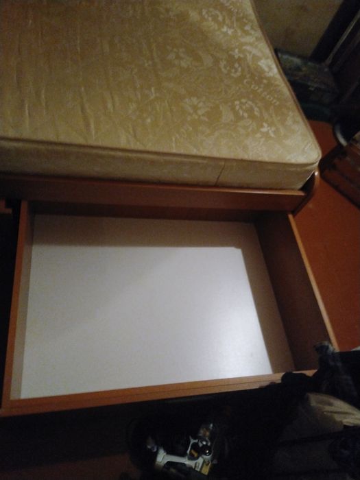 Кровать с матрасом