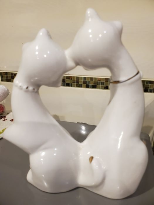 Продам  фарфоровую статуэтка