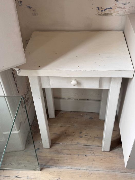 Mesa de apoio branca com gaveta