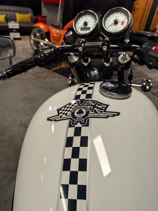 Triumph Thruxton 900