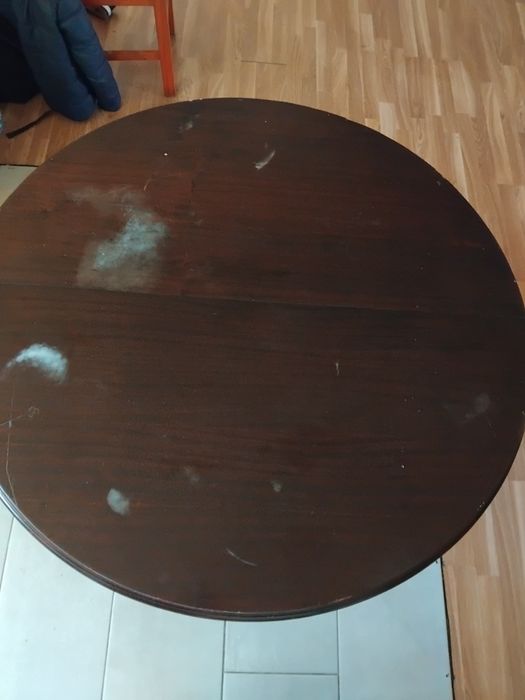Mesa em madeira  extensível  com pouco uso