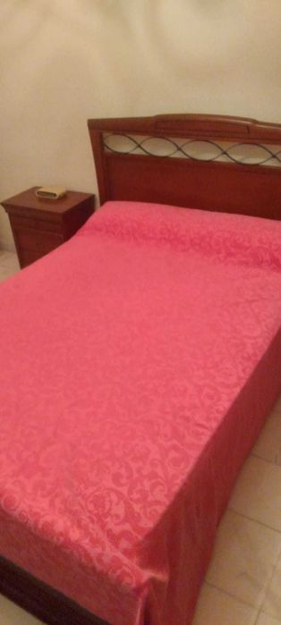 Cama de Casal, 2 mesas de cabeceira e cómoda com Espelho (oferecemos o estrado mais o colchão)