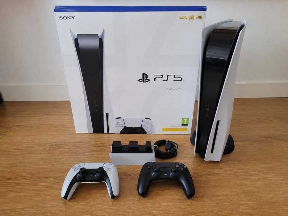 PlayStation 5 com Leitor de Discos + 2 Comandos + Base de Carregamento
