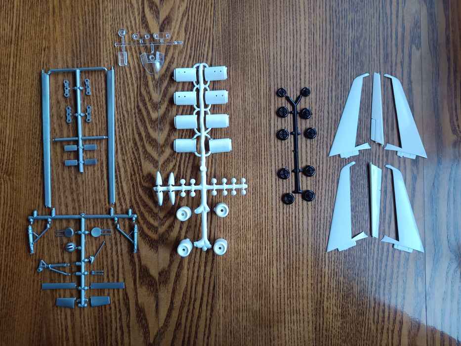 Сборная модель самолёта TU-20 Plasticart 1/100