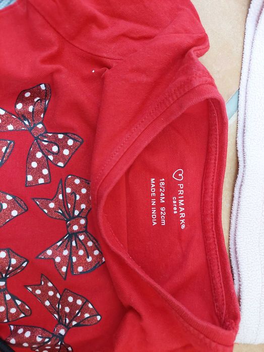 Várias peças de roupa de menina entre os 12 e os 36 meses