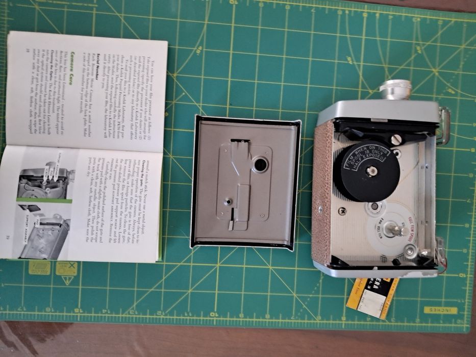 Câmera de filmar Brownie. (Kodak).