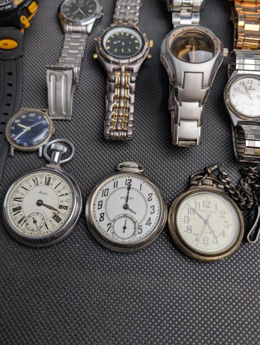 Лот із 16 різних годинників