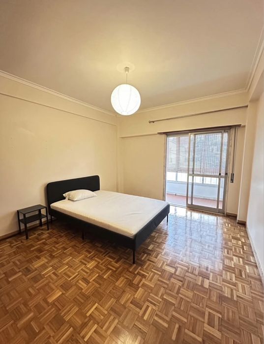 Aluguer de quarto de casal - 2 minutos da estação do Cacém