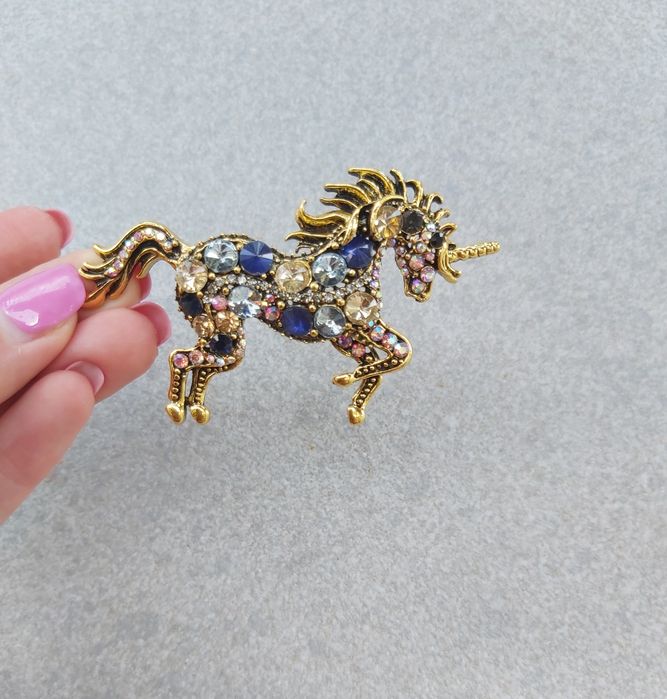 Nowa duża broszka jednorozec