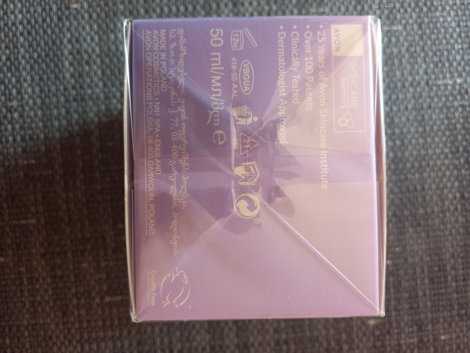 Liftingujący krem na dzień z Protinolem Avon Platinum