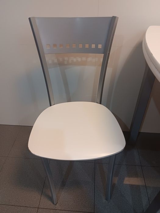 Mesa de cozinha com cadeiras