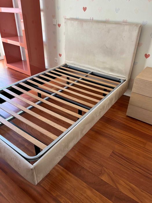 Cama estofada completa com estrado