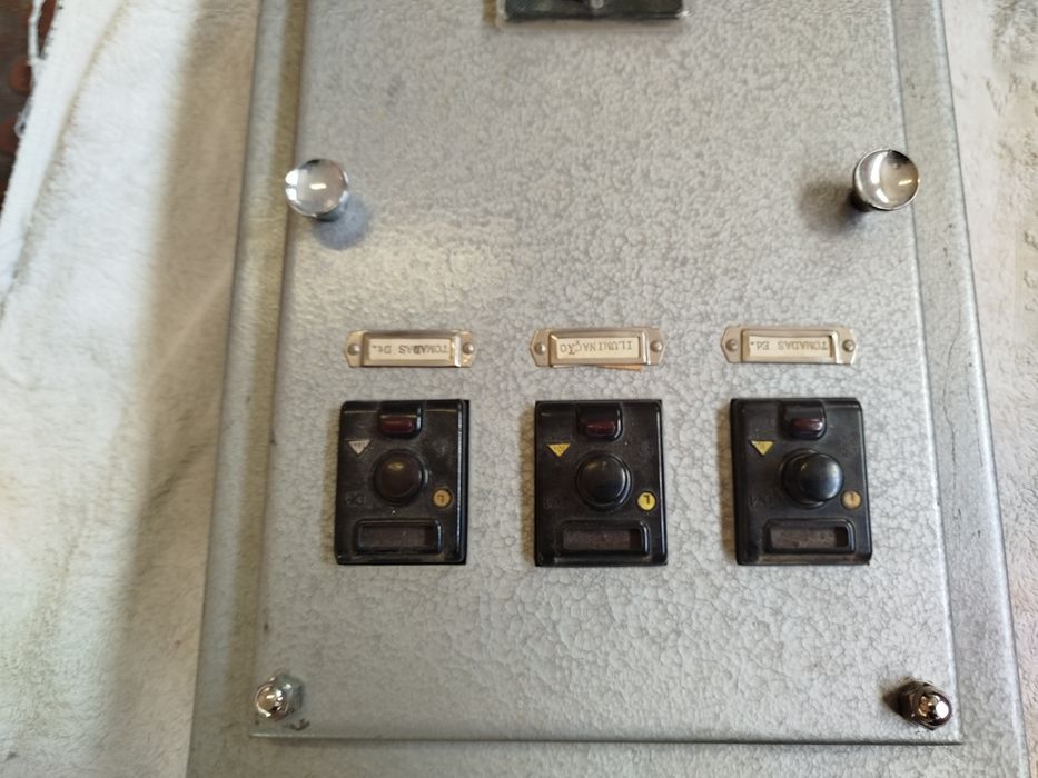 Quadro elétrico antigo completo com três disjuntores e um diferencial