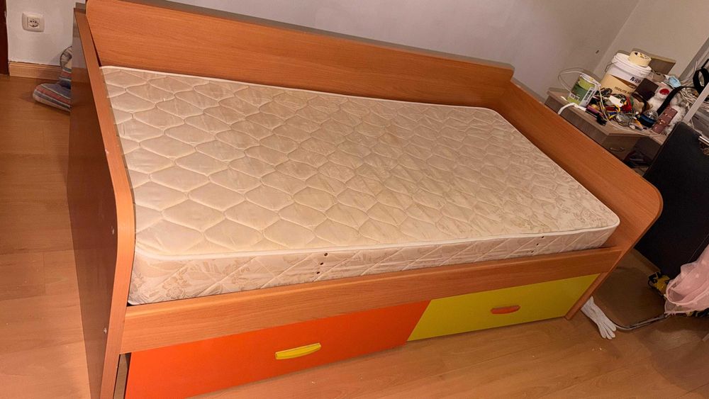 Cama juvenil com gavetas