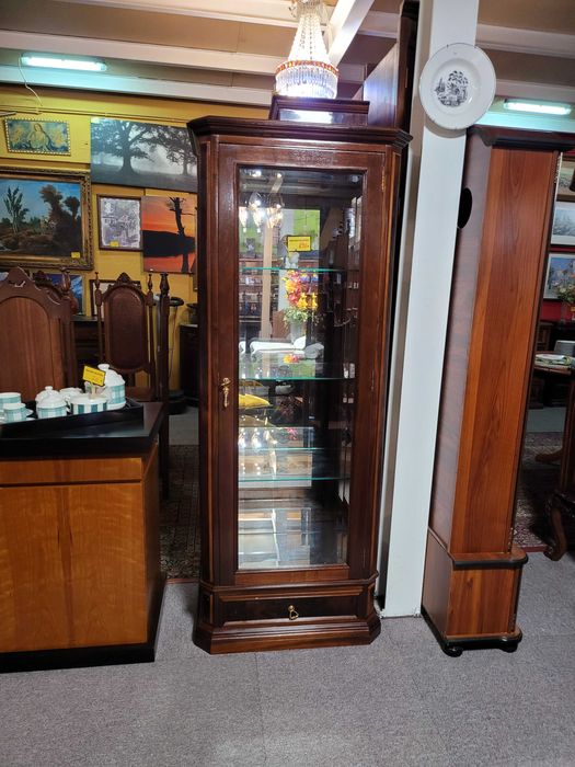 Cristaleira em madeira, prateleiras em vidro e fundo em es