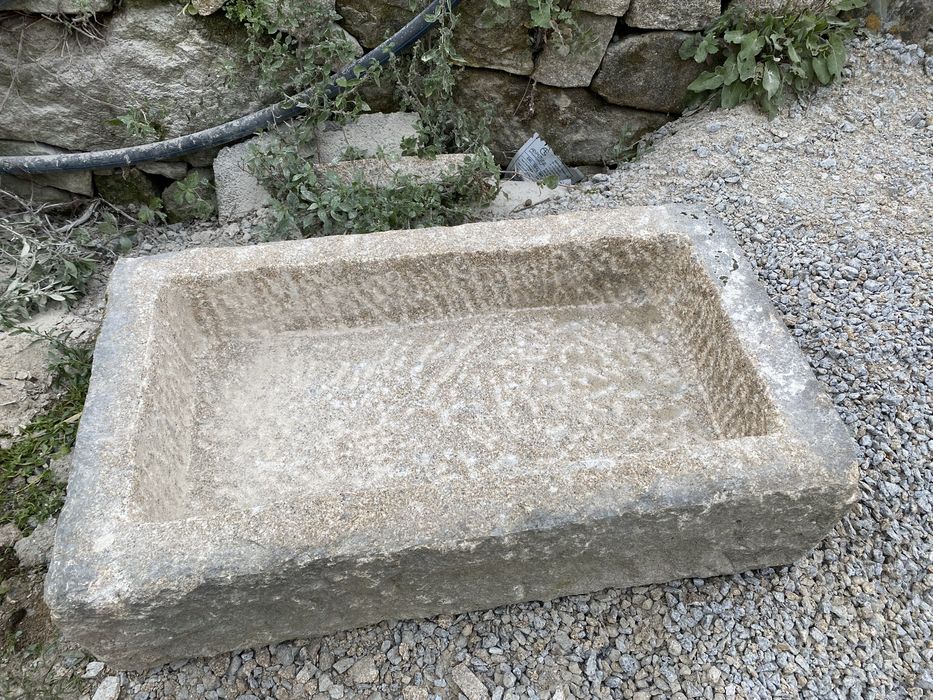 Pia em pedra amarela