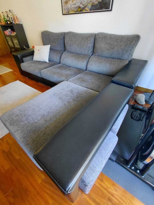 Sofá cinzento com chaise + 4 bancos — muito bom estado