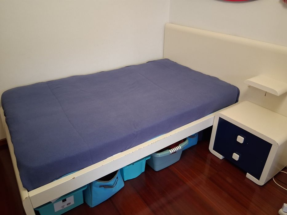 Oportunidade-Cama com cabeceira e mesa de cabeceira, c/estrado