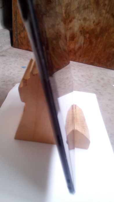 Новая  ручной работы деревянная из липы подставка для телефона и т.д.