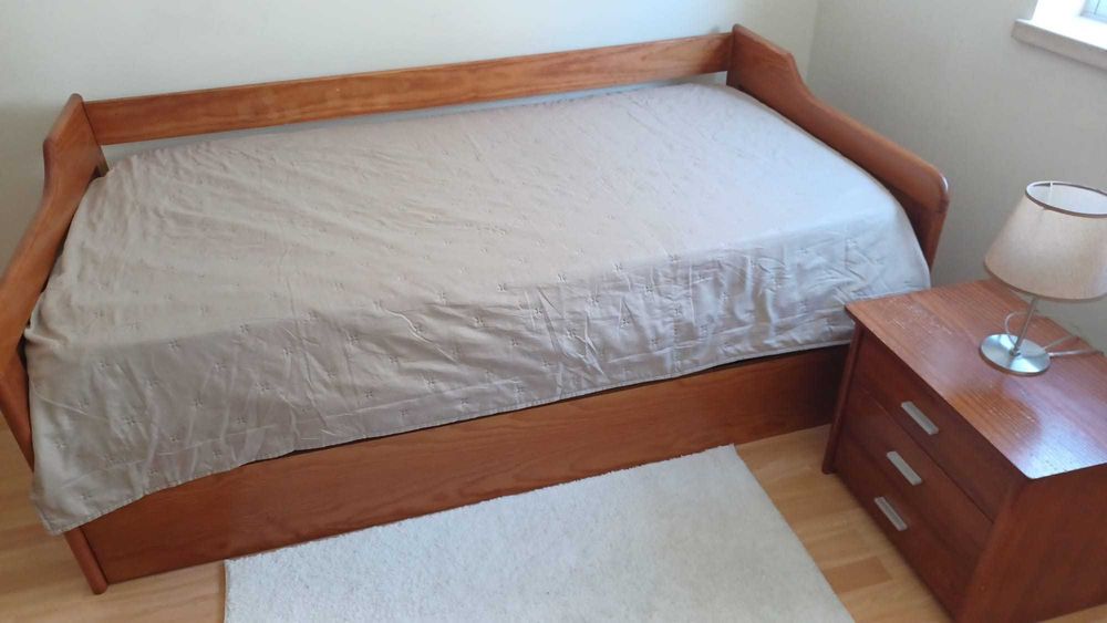 Vendo cama, com gavetão, + 1 colchão