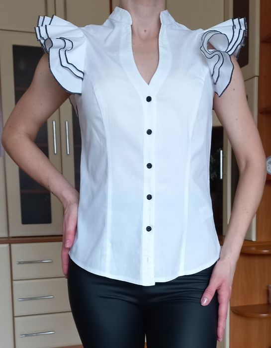 Жіноча блуза з красивим оздобленням рукава