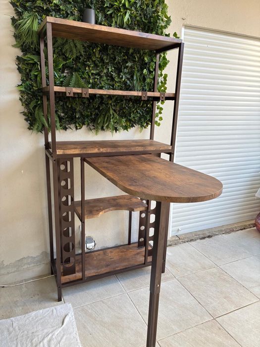 Mesa com bar e adega